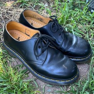 Dr. Martens Black Leather shoe With Yellow Stitching unisex size 39 euro sizing